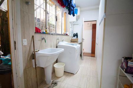 Casa à venda com 400m², 4 quartos e 6 vagasBanheiro com lavabo e máquina de lavar roupa, com janela e iluminação natural.