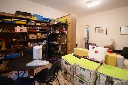 Casa à venda com 400m², 4 quartos e 6 vagasSala com móveis e decoração simples, com uma mesa e cadeiras, e uma cama com cobertor e travesseiro.
