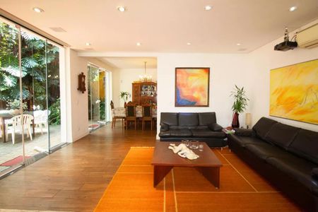 Casa à venda com 400m², 4 quartos e 6 vagasSala com móveis modernos e decoração minimalista, com vista para a varanda e jardim.