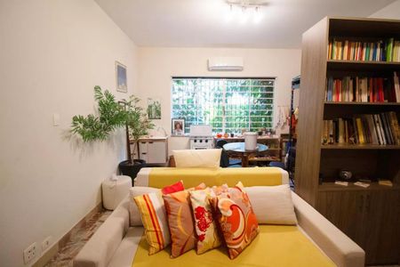 Casa à venda com 400m², 4 quartos e 6 vagasSala com sofás, plantas e janela com vista para o jardim, com iluminação natural e boa qualidade de iluminação artificial.