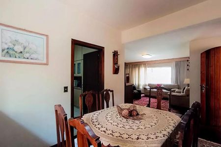 Sala com mesa de jantar, sofá e porta para cozinha, com iluminação natural e decoração simples. de casa à venda com 3 quartos, 142m² em Alto da Lapa, São Paulo