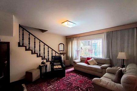 Sala com sofás, tapete vermelho e escada de madeira. de casa à venda com 3 quartos, 142m² em Alto da Lapa, São Paulo