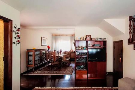 Sala com mesa de jantar, móveis de madeira e TV em um ambiente acolhedor e bem iluminado. de casa à venda com 3 quartos, 142m² em Alto da Lapa, São Paulo