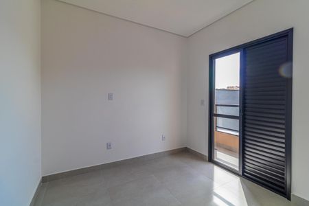 Apartamento à venda com 160m², 3 quartos e 2 vagasParede branca e janela com persianas de madeira, vista para a cidade.