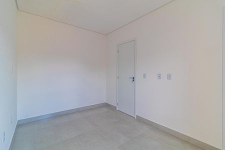 Apartamento à venda com 160m², 3 quartos e 2 vagasQuarto com piso de porcelanato e porta de madeira branca.