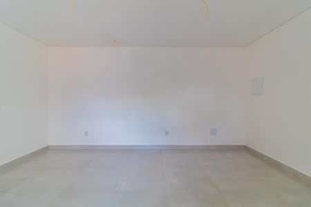Apartamento à venda com 160m², 3 quartos e 2 vagasEspaço vázio com piso de porcelanato e parede branca, sem mobiliário ou decoração.