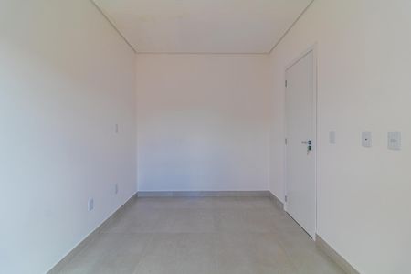 Apartamento à venda com 160m², 3 quartos e 2 vagasParede branca e chão de porcelanato em um espaço vazio, com luz natural e iluminação adequada.
