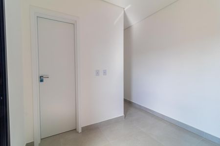 Apartamento à venda com 160m², 3 quartos e 2 vagasPorta de entrada de um apartamento com piso de porcelanato e iluminação natural.
