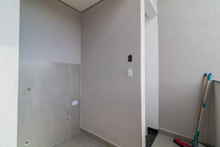 Apartamento à venda com 160m², 3 quartos e 2 vagasPequena sala de banho com piso de azulejos e paredes brancas, com alguns sinais de desgaste.