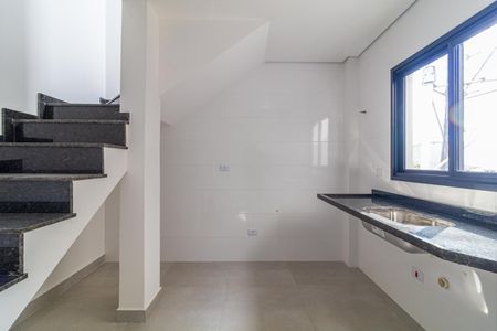 Apartamento à venda com 160m², 3 quartos e 2 vagasEscada com degraus de granito e piso de cerâmica em um ambiente com iluminação natural e iluminação artificial.