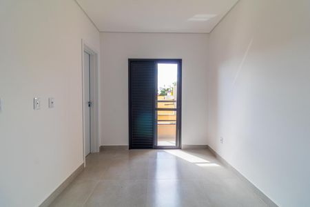 Apartamento à venda com 160m², 3 quartos e 2 vagasParede branca e porta de vidro com persianas fechadas, iluminada por luz natural.