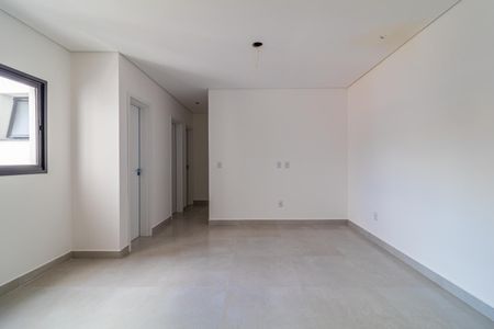 Apartamento à venda com 160m², 3 quartos e 2 vagasEspaço vazio com paredes brancas e piso de porcelanato.