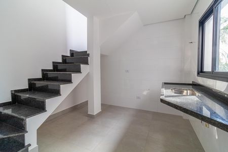 Apartamento à venda com 160m², 3 quartos e 2 vagasEscada com degraus de granito e piso de porcelanato em uma casa moderna.