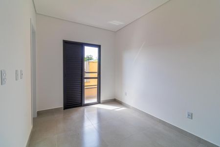 Apartamento à venda com 160m², 3 quartos e 2 vagasParede branca e porta de vidro com persianas fechadas, iluminada por luz natural.