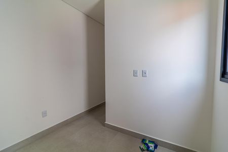 Apartamento à venda com 160m², 3 quartos e 2 vagasParede branca com luz natural e iluminação adequada, sem móveis ou decoração.