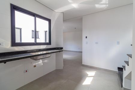 Apartamento à venda com 160m², 3 quartos e 2 vagasCozinha com pia e janela, iluminada por luz natural, com piso de porcelanato e bancada de granito.
