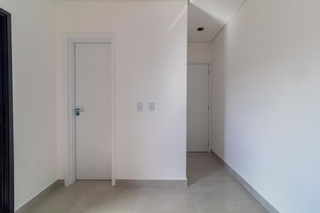 Apartamento à venda com 160m², 3 quartos e 2 vagasParede branca com porta e fechadura de cor branca, com piso de porcelanato e iluminação natural.