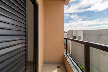 Apartamento à venda com 160m², 3 quartos e 2 vagasVaranda com vista para a cidade, com janelas pequenas e iluminação boa.