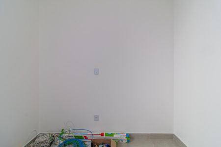Apartamento à venda com 160m², 3 quartos e 2 vagasEspaço de instalação de cabos de rede, com caixas de equipamentos e fios espalhados no chão.