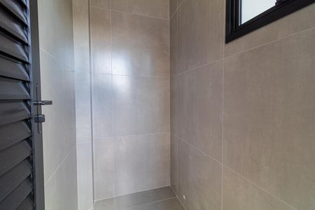 Apartamento à venda com 160m², 3 quartos e 2 vagasBanheiro com piso de porcelanato e parede de cerâmica, com uma janela pequena e iluminação boa.