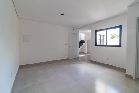 Apartamento à venda com 160m², 3 quartos e 2 vagasEspaço vazio com piso de porcelanato e janela com vista para a rua.