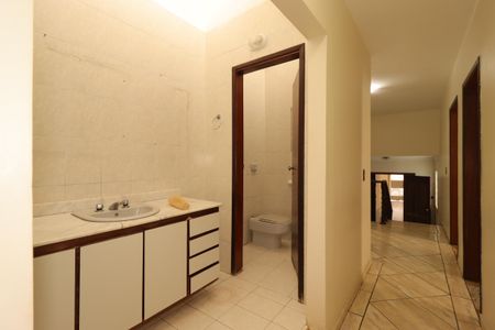 Casa à venda com 391m², 4 quartos e 3 vagasCorredor interno