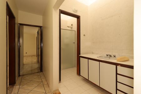 Casa à venda com 391m², 4 quartos e 3 vagasCorredor interno