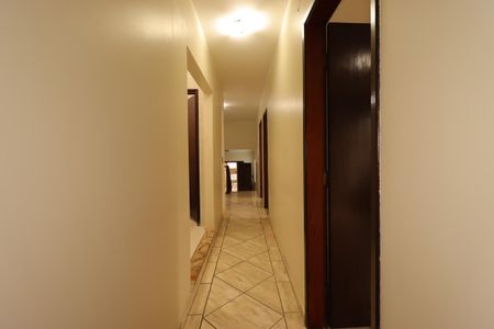 Casa à venda com 391m², 4 quartos e 3 vagasCorredor interno