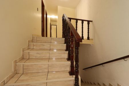 Casa à venda com 391m², 4 quartos e 3 vagasEscada da entrada