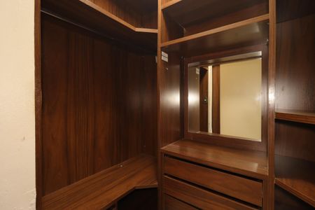Casa à venda com 391m², 4 quartos e 3 vagasSuíte - Closet