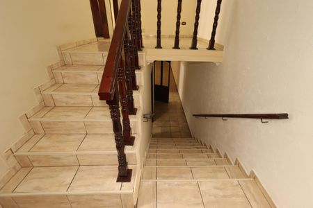 Casa à venda com 391m², 4 quartos e 3 vagasEscada da entrada