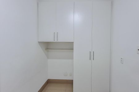 Apartamento à venda com 237m², 4 quartos e 5 vagas Apartamento à venda com 237m², 4 quartos e 5 vagasQuarto de Serviço