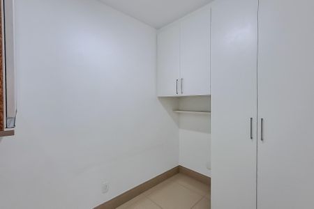 Apartamento à venda com 237m², 4 quartos e 5 vagas Apartamento à venda com 237m², 4 quartos e 5 vagasQuarto de Serviço