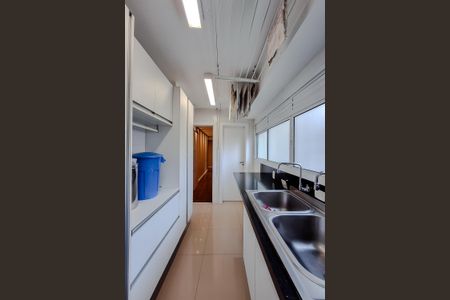 Apartamento à venda com 237m², 4 quartos e 5 vagas Apartamento à venda com 237m², 4 quartos e 5 vagasÁrea de Serviço