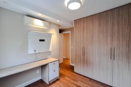 Apartamento à venda com 237m², 4 quartos e 5 vagas Apartamento à venda com 237m², 4 quartos e 5 vagasQuarto 2 - Suíte