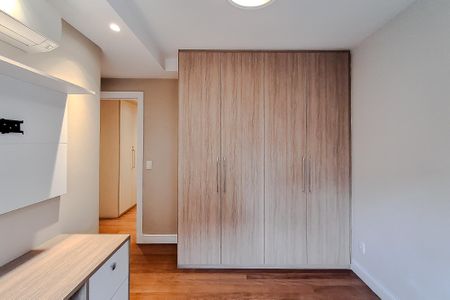 Apartamento à venda com 237m², 4 quartos e 5 vagas Apartamento à venda com 237m², 4 quartos e 5 vagasQuarto 2 - Suíte