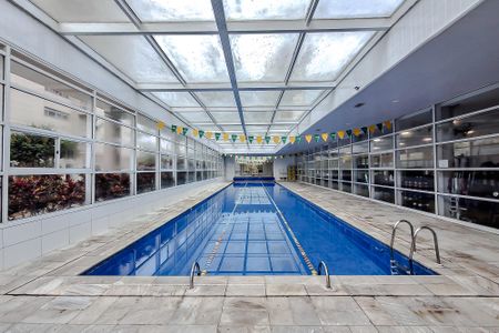 Apartamento à venda com 237m², 4 quartos e 5 vagas Apartamento à venda com 237m², 4 quartos e 5 vagasÁrea comum - Piscina