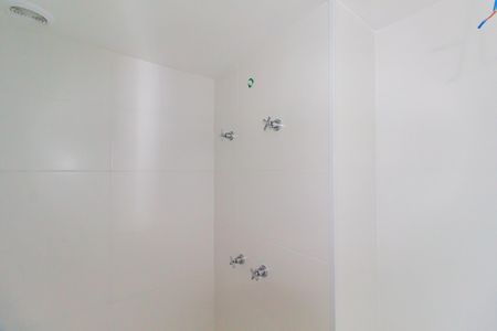 Banheiro de kitnet/studio para alugar com 1 quarto, 27m² em Santo Amaro, São Paulo