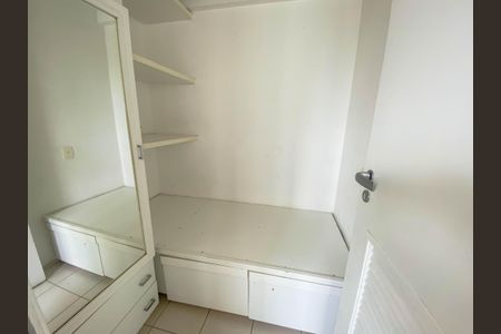 Apartamento à venda com 180m², 4 quartos e 3 vagas Apartamento à venda com 180m², 4 quartos e 3 vagasQuarto de Serviço