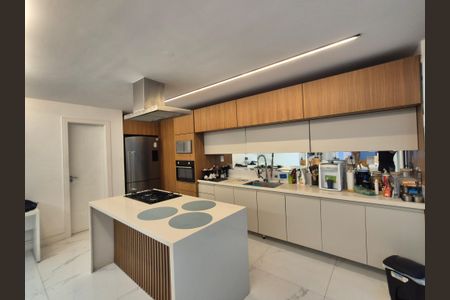 Casa para alugar com 270m², 4 quartos e 2 vagasCozinha 