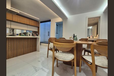 Casa para alugar com 270m², 4 quartos e 2 vagas Casa para alugar com 270m², 4 quartos e 2 vagasSala