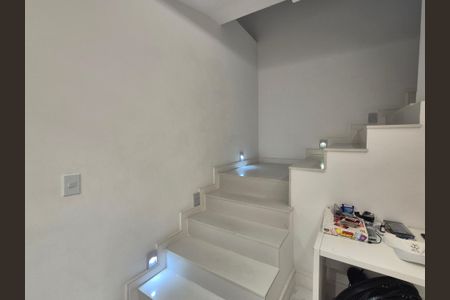 Casa para alugar com 270m², 4 quartos e 2 vagasEscada 