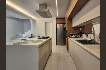 Casa para alugar com 270m², 4 quartos e 2 vagas Casa para alugar com 270m², 4 quartos e 2 vagasCozinha