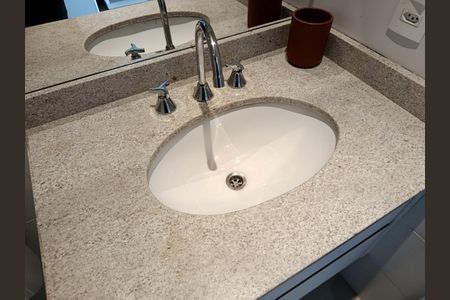 Banheiro de kitnet/studio à venda com 1 quarto, 27m² em Pinheiros, São Paulo