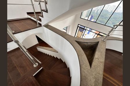 Apartamento à venda com 369m², 4 quartos e 4 vagasEscadas triplex 