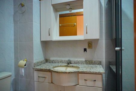 Banheiro  de apartamento à venda com 1 quarto, 42m² em Cavalhada, Porto Alegre