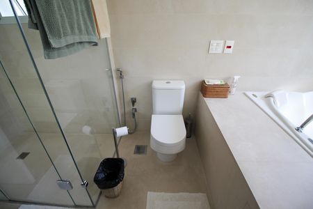 Apartamento à venda com 260m², 3 quartos e 3 vagas Apartamento à venda com 260m², 3 quartos e 3 vagasBanheiro da Suíte 1