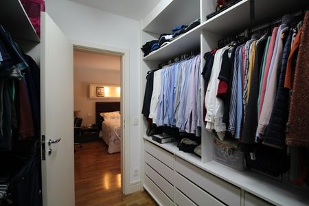 Apartamento à venda com 260m², 3 quartos e 3 vagas Apartamento à venda com 260m², 3 quartos e 3 vagasCloset da suíte 1