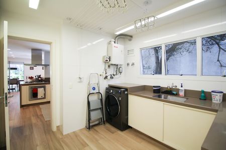 Apartamento à venda com 260m², 3 quartos e 3 vagas Apartamento à venda com 260m², 3 quartos e 3 vagasÁrea de Serviço