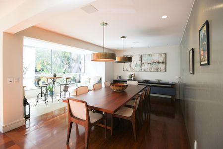 Apartamento à venda com 260m², 3 quartos e 3 vagas Apartamento à venda com 260m², 3 quartos e 3 vagasSala